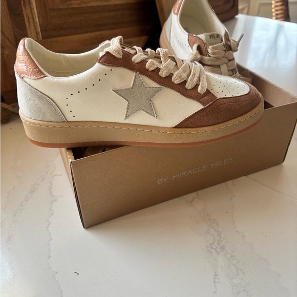 Mi,iM White and Taupe  Star Sneakers in size 7.5 . New still in box - Picture 11 of 16